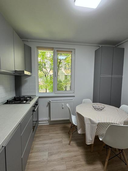 2 camere decomandat, renovat | Etaj 1/4 | Parcare inclusă | Mobilat și utilat