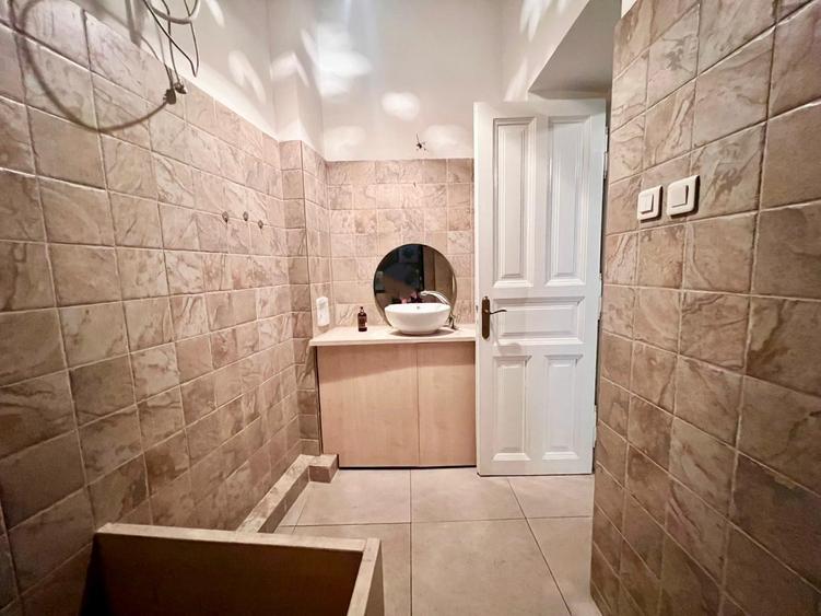 De vânzare apartament 3 camere zona semicentrală