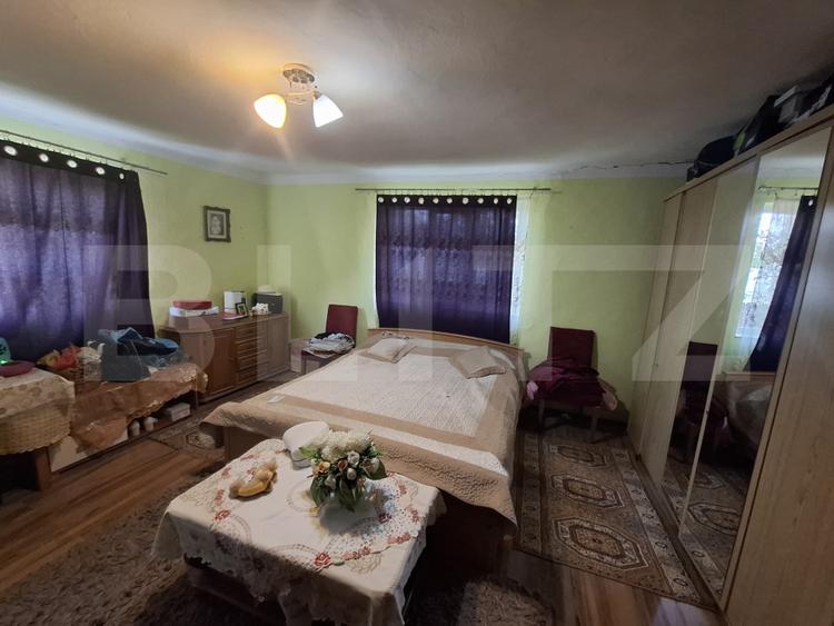 Casa 2 camere, 100 mp, anexe de vanzare, zona Gelu