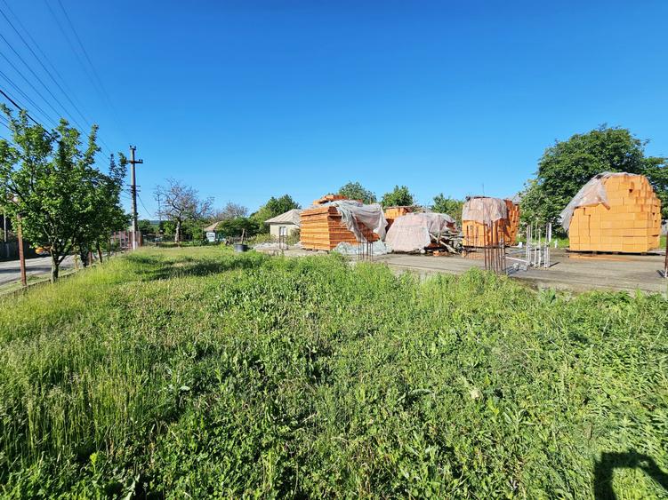Teren de vanzare in Lapos – 1.000 mp cu fundatie casa