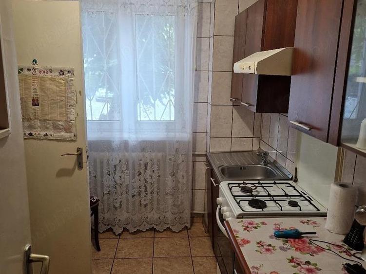 Proprietar, vand apartament 2 camere semidecomandat