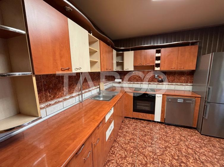 Casa individuala de vanzare cu 5 camere +spatiu comercial 3 bai Sibiu