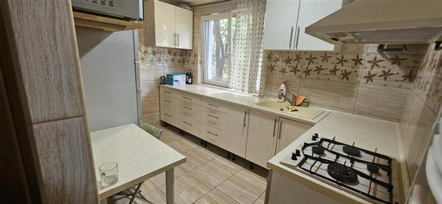 Apartament 3 camere in vila etajul 1+2 camere amenajate la mansarda, zona Emines