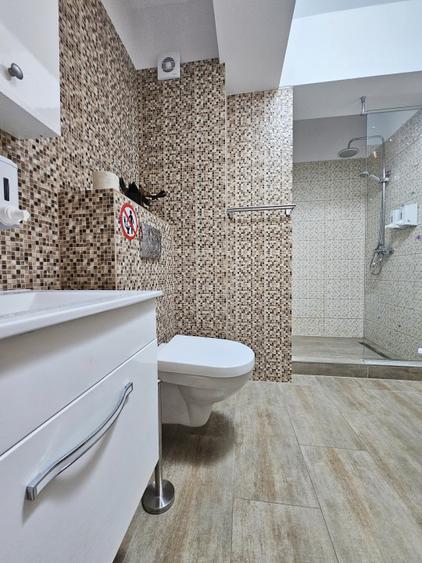 Apartament mare recompartimentat in doua spatii locative