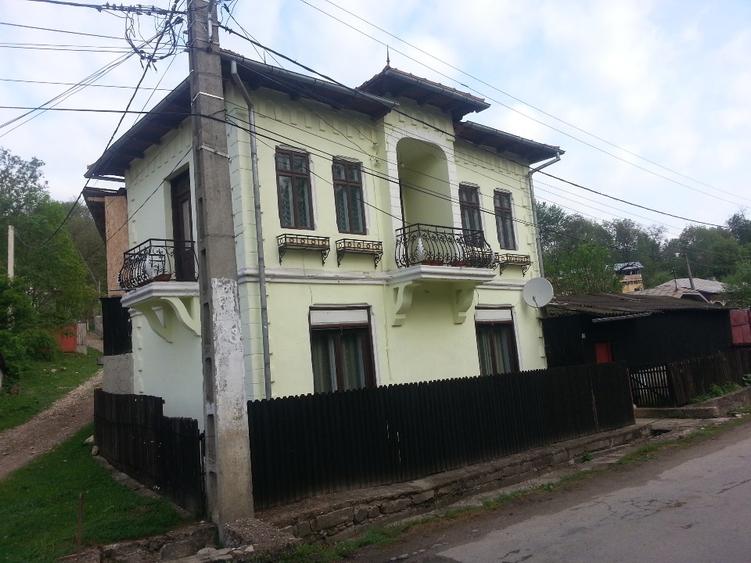 Casa  de vinzare situata intr-o zona de poveste romaneasca autentica .