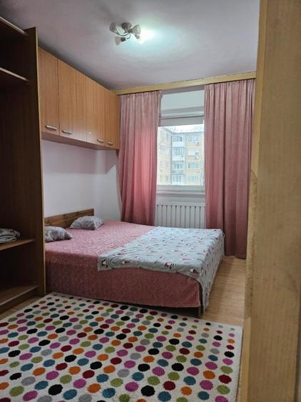 Inchiriere apartament cu 3 camere zona Sagului