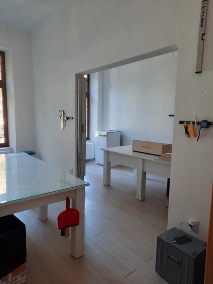Cladire mixta cu spatii la parter si numeroase incaperi -central