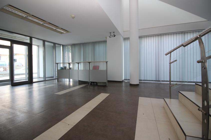 70 mp în două birouri de 36 și 34 mp, 2 parcări
