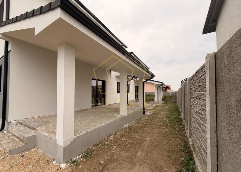 Duplex cu 5 camere, despărțit prin camera tehnica, la asfalt | Mosnita Veche
