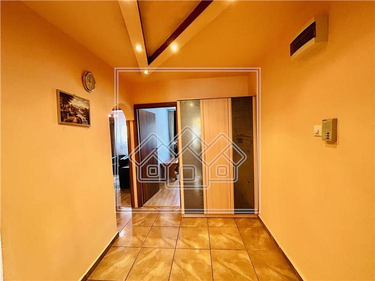 Ap decomandat, cu 3 camere si balcon, etaj 2/4, zona N. Iorga