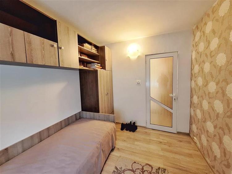 Apartament 3 camere semidecomandat zona Milcov