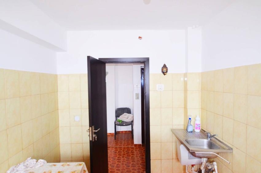 Apartament 2 camere Podu Ros, etaj intermediar, mutare imediata
