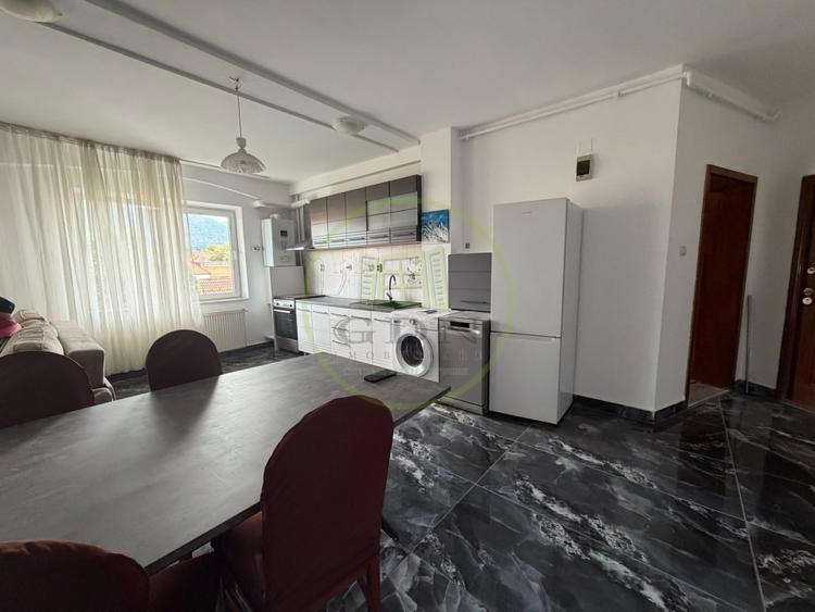 Apartament 4 camere de închiriat – Strada De Mijloc, Centrul Istoric