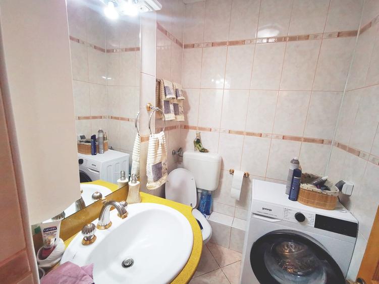 Vanzare 4 cam modern,complet renovat 100 mp, boxa si parcare ADP zona Parlament