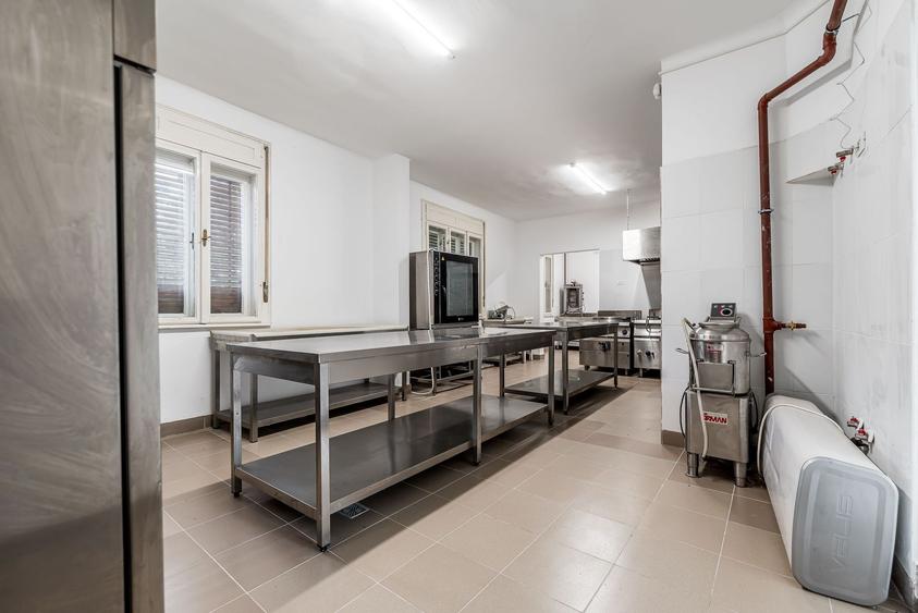 Casa cu potential multiplu cu teren generos pe strada Dunarii