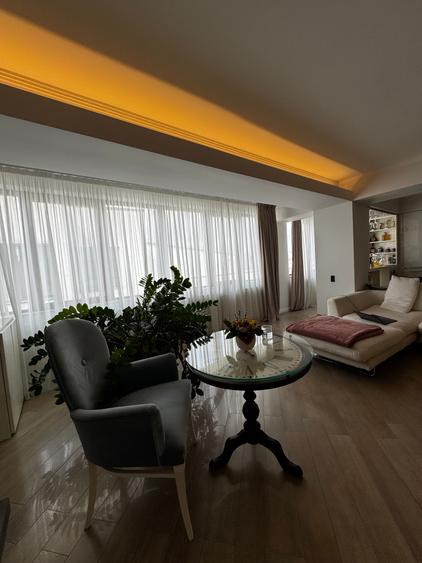 Apartament 4 camere//bloc boutique//parcare//mobilat complet