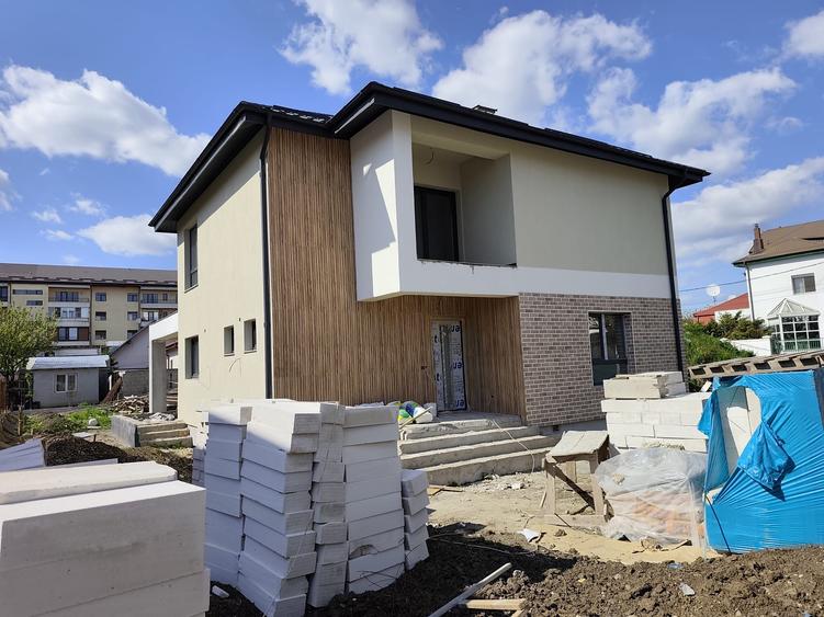 FARA COMISION casa eleganta 5 camere 3 bai P+1+pod 2 placi teren 625mp la chei