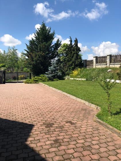 Casa vila cu teren de tenis și gradina