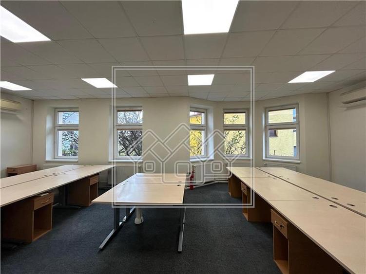 Spatiu birouri de inchiriat - 9 camere - teren 470 mp