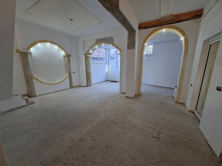 Piata Unirii - Hala Traian, PROPRIETAR, vand casa P+M, 4 cam, S 117 mp