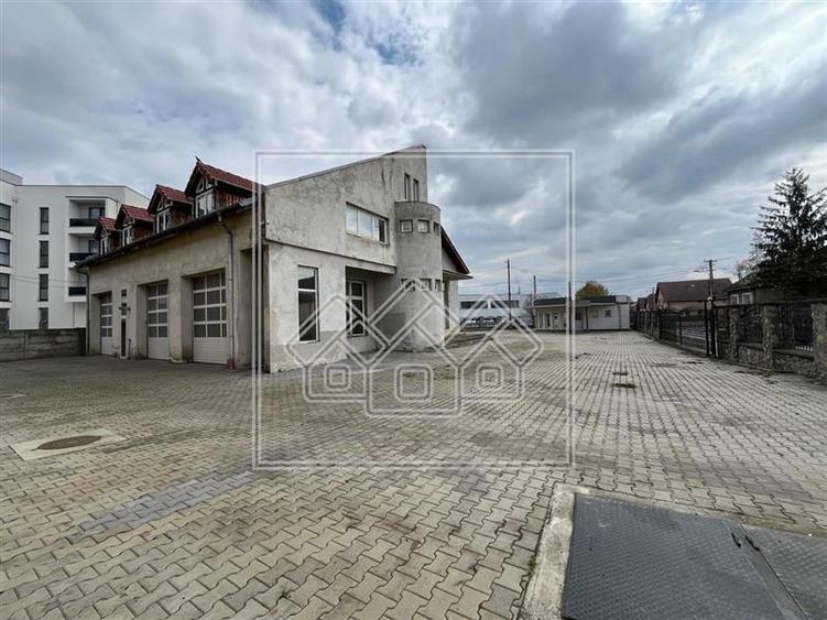 Spatiu comercial cu teren de 1500 mp, 740 mp utili