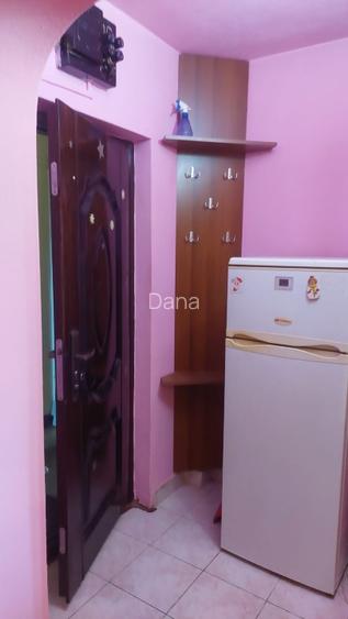 Vand garsoniera zona Vlaicu,(Lebada), et.4., termopan, gresie, faianta, parchet,
