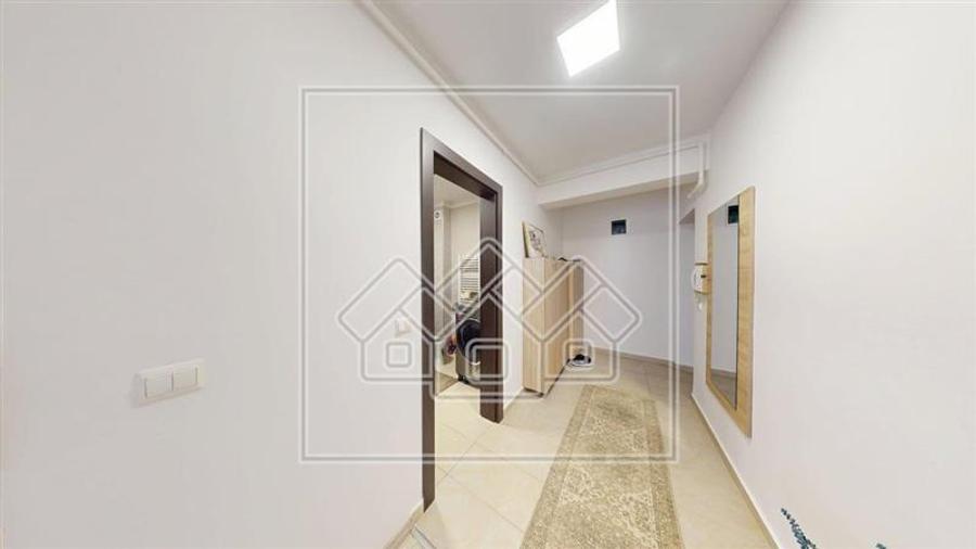 Ap mobilat modern, 3 camere, balcon mare, Etaj 2, parcare