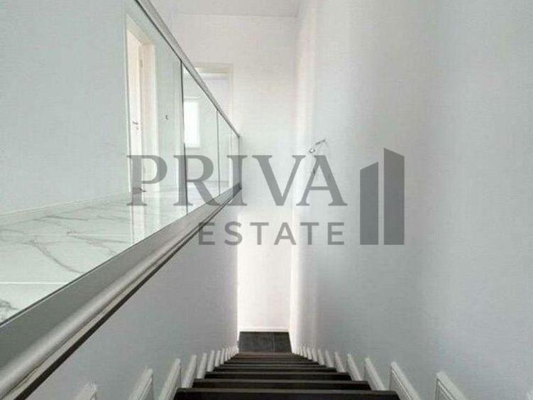 1/2 Duplex 124 mp utili + 330 curte. Dormitor parter,Bucatarie închisă