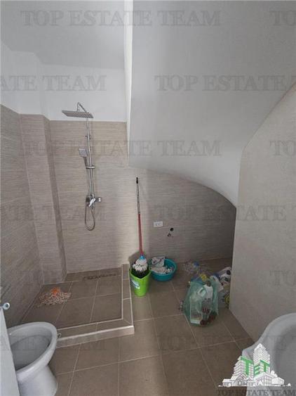 Vila cuplata 4 camere+mansarda in Rosu