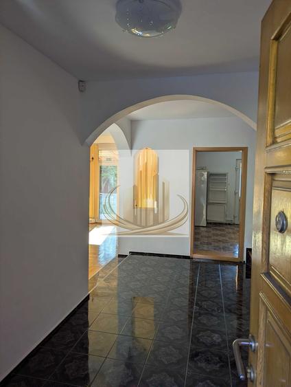 Vilă pentru Activități Comercia –5 Camere, Curte500 MP – Zona Aradului