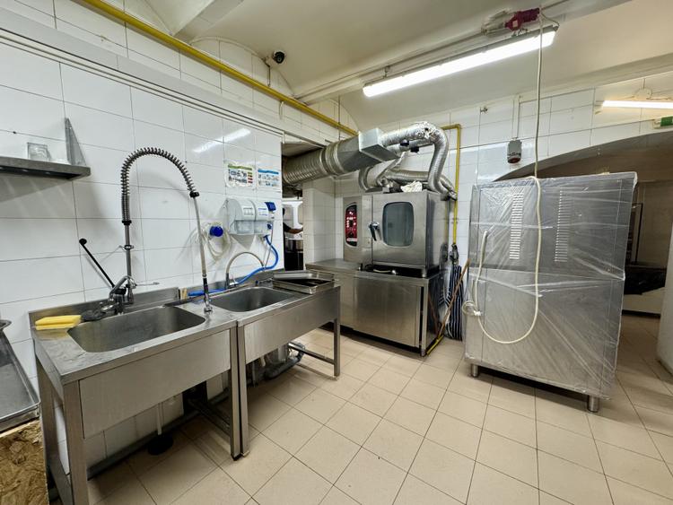 Spațiu pentru restaurant, bucătărie 120 mp, curte/terasă 400 mp, zona Centrală