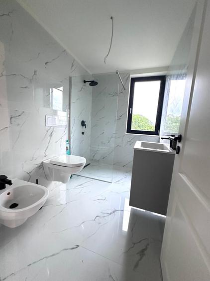 Duplex despartit prin camera tehnica- 5 dormitoare si 3 bai - Mosnita Noua