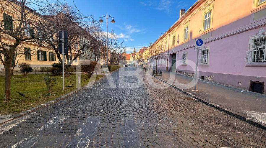 Apartament de vanzare 2 camere 81mpu + pivnita si pod Centrul Istoric