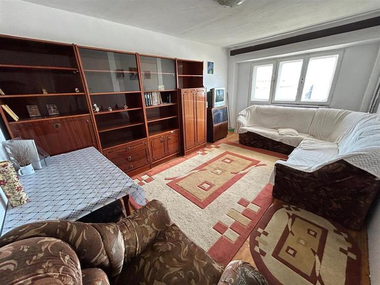 Apartament cu 3 camere de vanzare, zona Ceasul Rau.