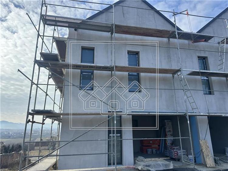 Casa cu 4 camere, 3 bai, teren de 241 mp, 2 locuri de parcare