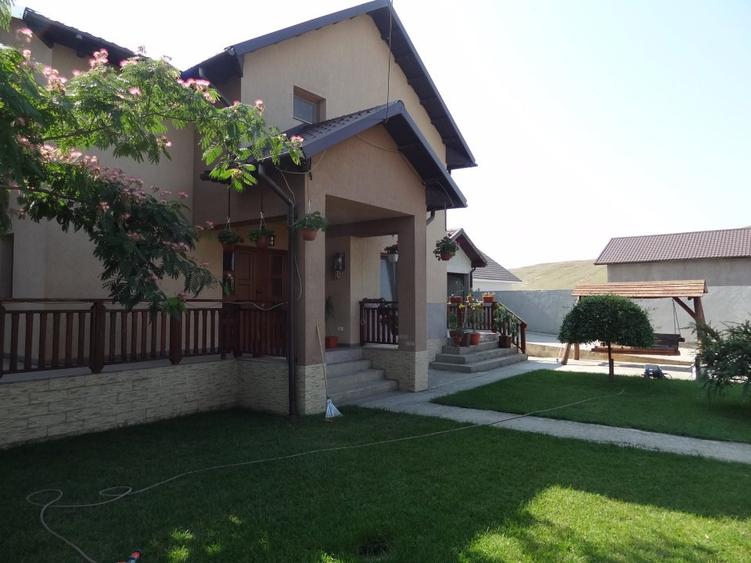 Valu lui Traian Vila 5 camere cu curte.