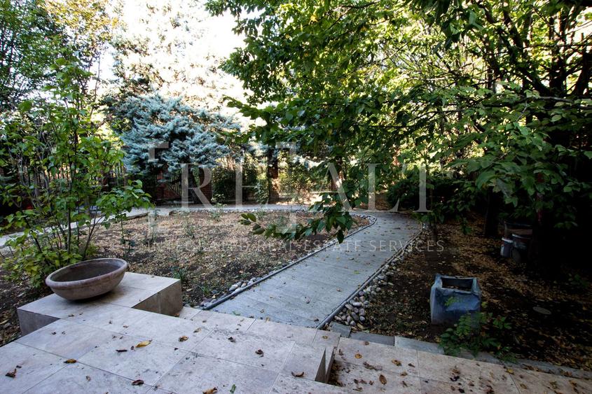 Inchiriere casa, vila 7 camere | Individuala, Renovata, Curte | Campul Pipera