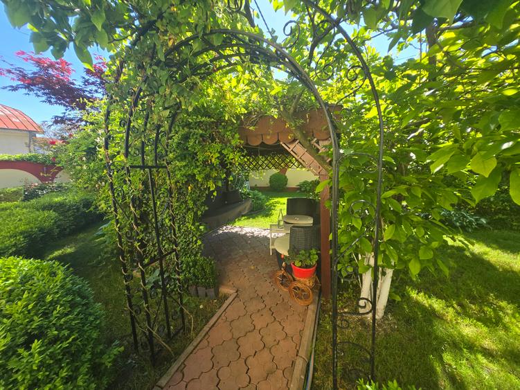 Casa individuala cu piscina. P+1+M. zona foarte buna
