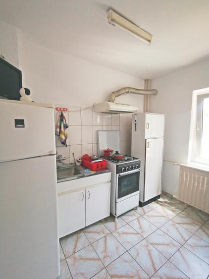 Inchiriere Gars 42mp la Veteranilor bloc de 4 etaje langa metrou Lujerului 10 m