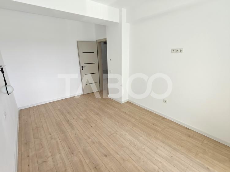Apartament 3 camere decomandat - 2 bai - balcon - parcare - intabulat