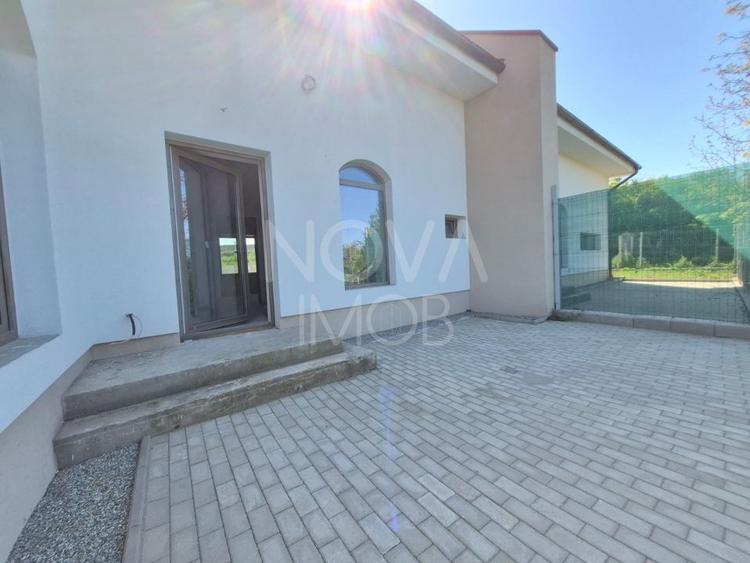 Casa generoasa cu 5 camere, 2 bai, dressing si parcare – Sura Mica