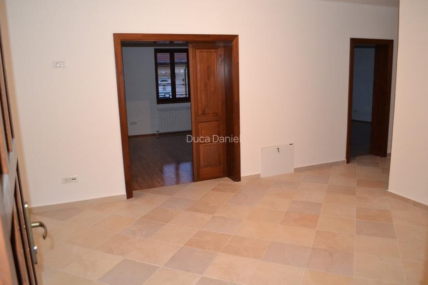 Închiriem birouri în centrul Timisoarei 42mp-360€ , 67mp-550€ , 75 mp-600€  - 10