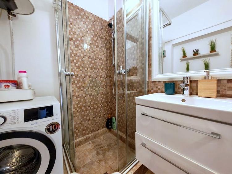 Spațioasă, luminoasă, complet renovată și mobilată, Bloc UNIC