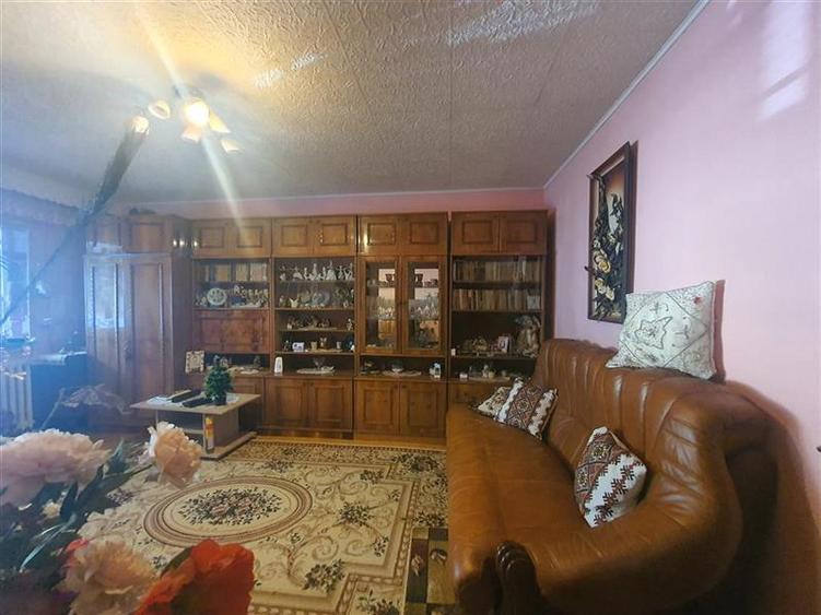 Apartament 3 camere decomandate de vanzare str. Republicii parter