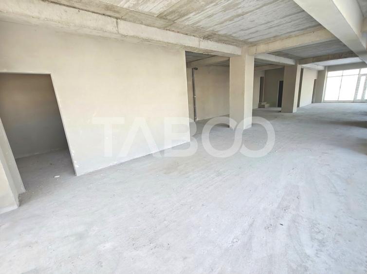 Spatiu comercial 84 mp cu vitrina si 4 locuri de parcare de inchiriat