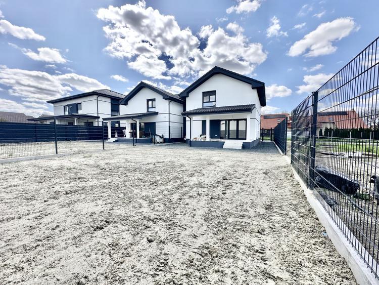 Duplex modern - 4 camere - 102 mp - Separat prin casa scarii - Mosnita