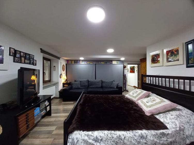 Apartament central la demisol înalt