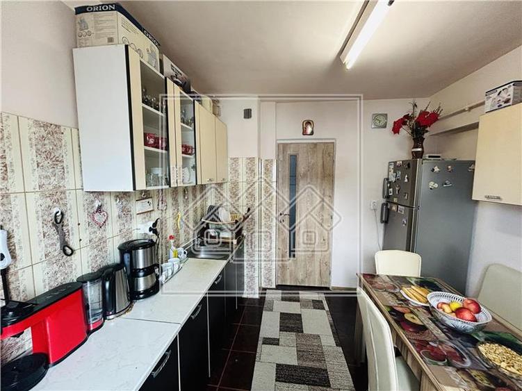 Ap decomandat, cu 2 camere, balcon, etaj 4/8 - M. Viteazu