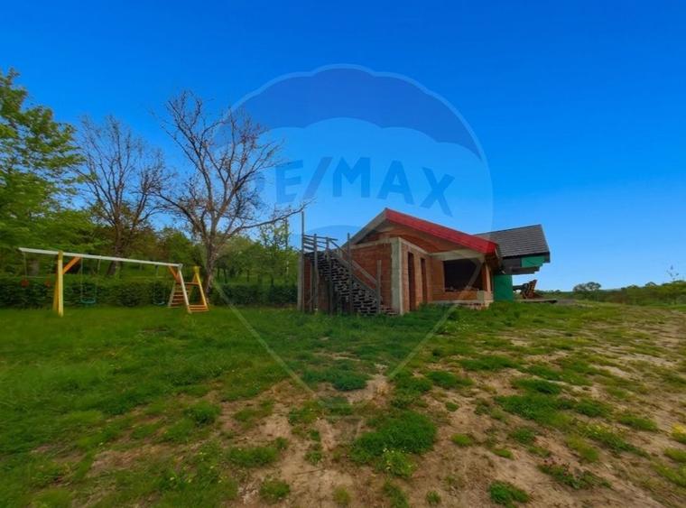 Casă cu 4 camere de vânzare/ localitatea Mara