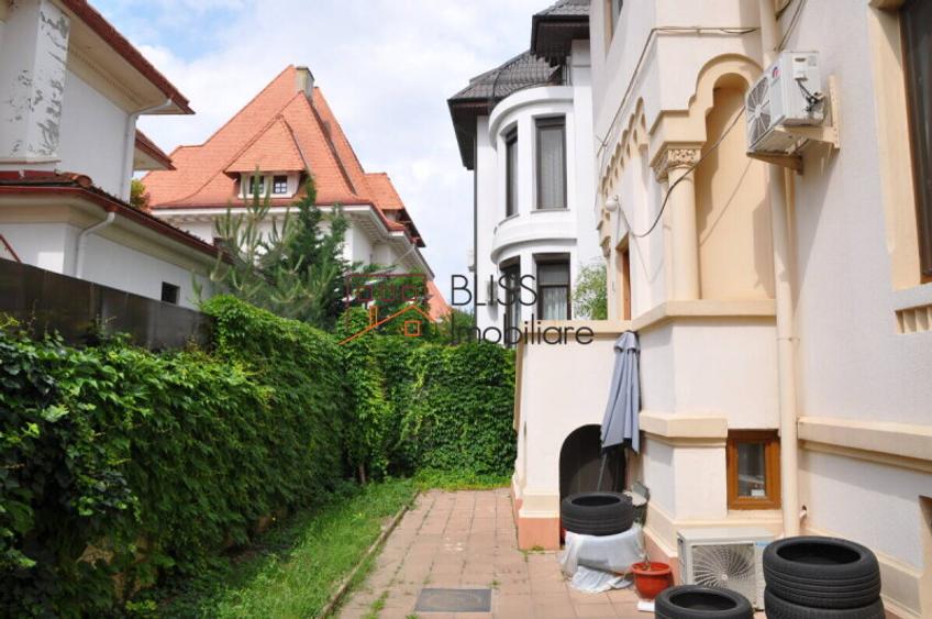 Vilă interbelică renovată cu 440 mp utili și curte privată